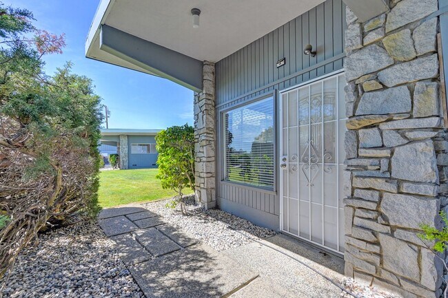 Building Photo - 1000 Grass Valley Hwy