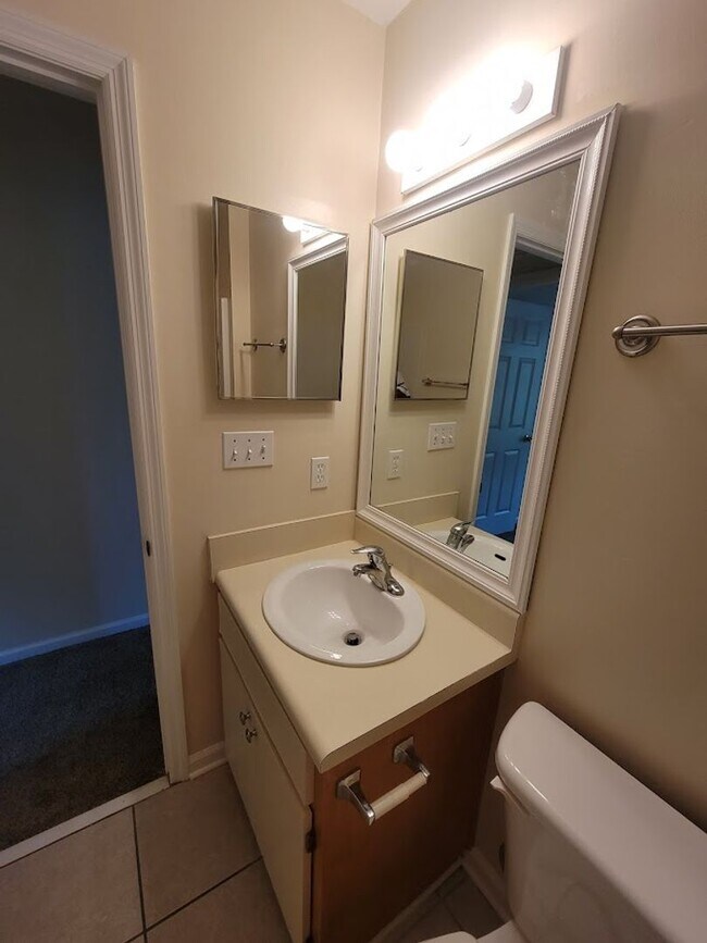 Building Photo - 3 BR/ 2BA Townhome located in