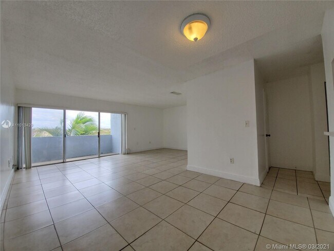 Building Photo - 9363 Fontainebleau Blvd