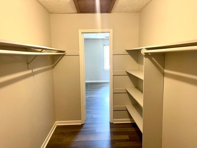 Building Photo - Welcome to this charming 1-bedroom, 1-bath...
