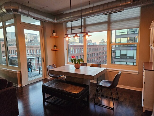 Building Photo - 909 W Washington Blvd