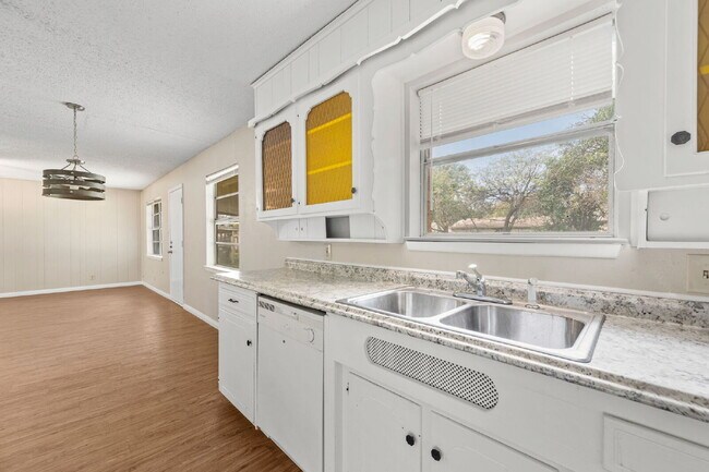 Building Photo - Charming 3-Bed, 2-Bath Gem in Fort Worth – Your Cozy Living Awaits!