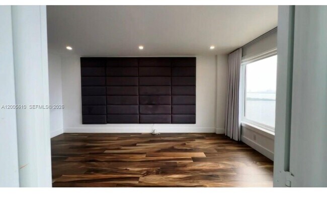 Building Photo - 11111 Biscayne Blvd