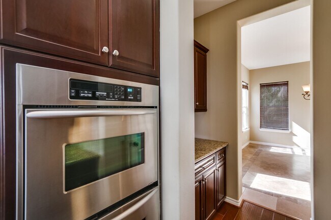 Building Photo - Beautiful 4 bedroom, 4.5 bathroom Home in the Varadero Community