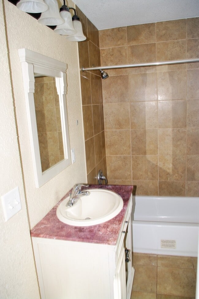 Building Photo - Charming 3 Bedroom Home Near West St. Paul!!