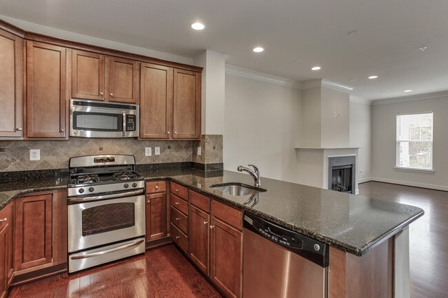 Building Photo - Gorgeous Townhome/Great Location!