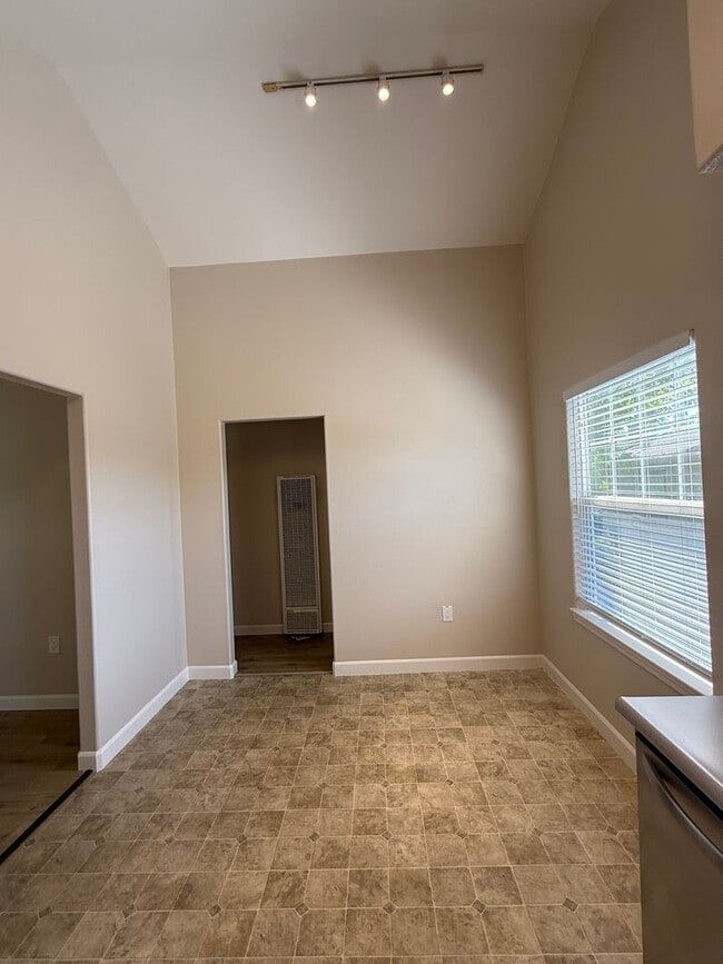 Building Photo - 1208 Hidden Creek Pl