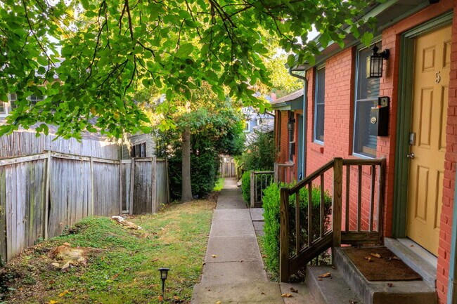 Building Photo - **APPLICATION PENDING** Renovated Condo on...