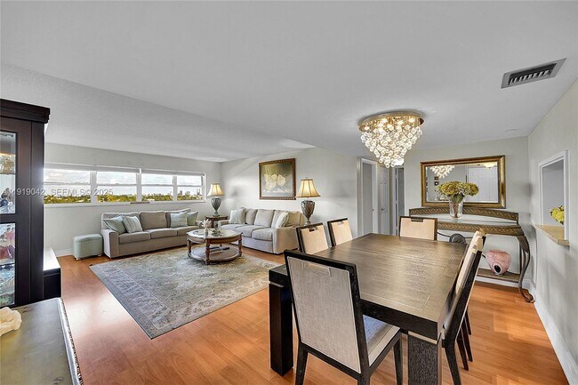 Building Photo - 3200 Port Royale Dr N