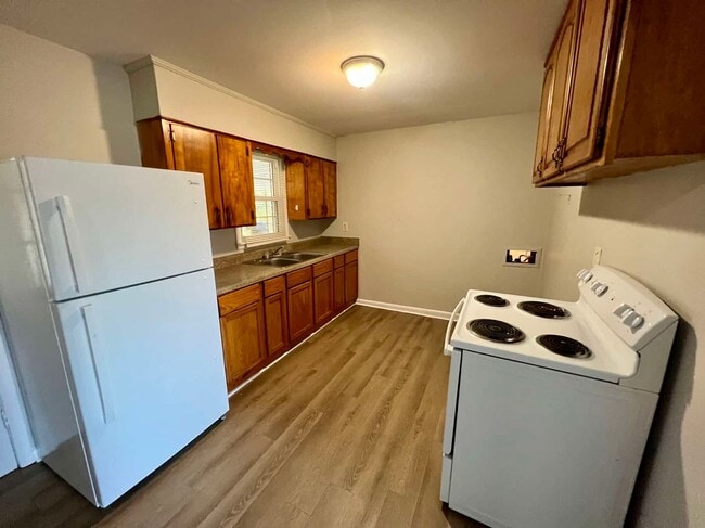 Building Photo - 3 Bedroom Duplex near Murfreesboro City Center! *Large Carport*