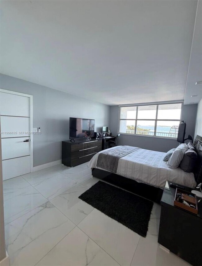 Building Photo - 1420 Brickell Bay Dr