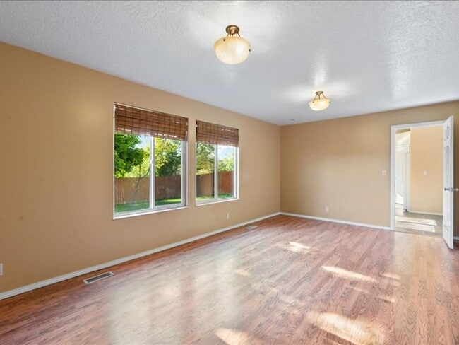 Building Photo - 3 Bedroom 2.5 Bathroom Home in Southwest B...