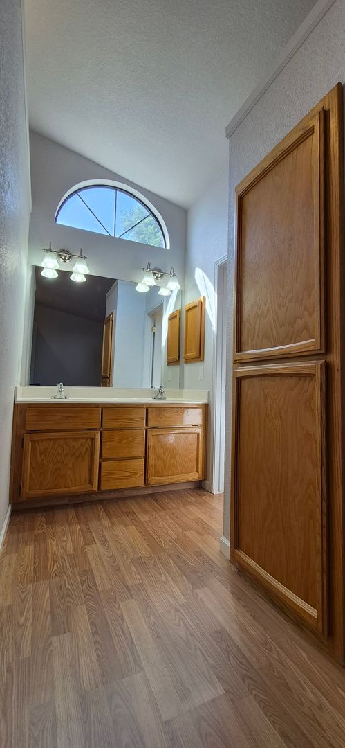 Building Photo - 642 Silvertop Way