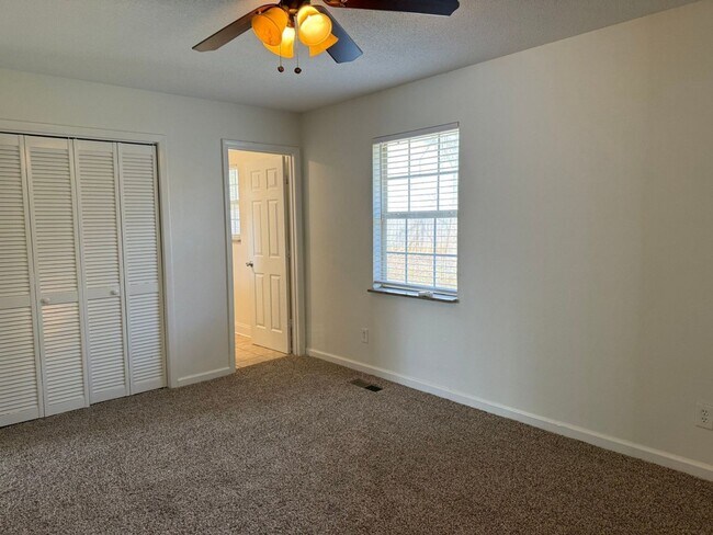 Building Photo - 11105 Lake Hills Dr