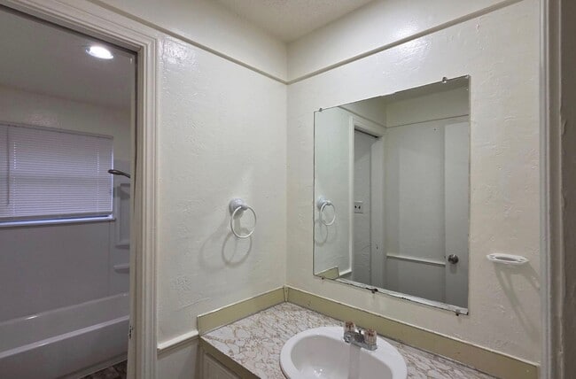 Building Photo - 3 bedroom 1 bath