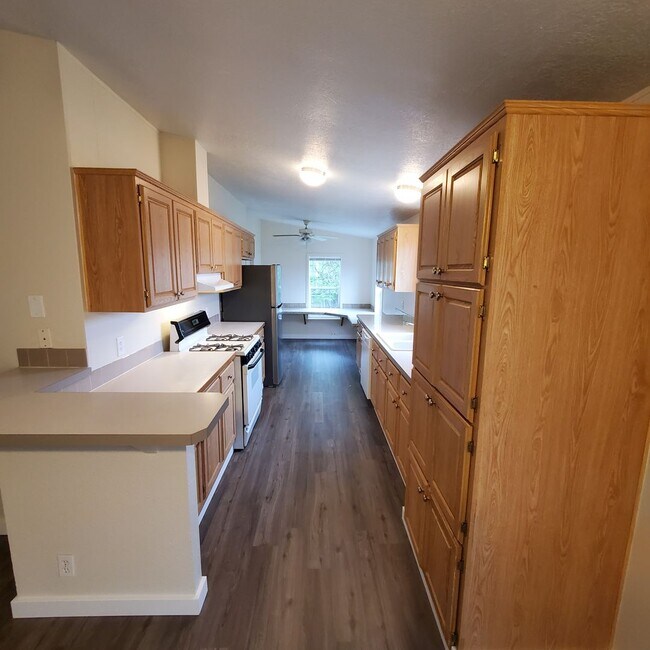 Building Photo - ***Limited Time Summer Rent Special!*** 5 bedroom : 3 bath Home with a Garage in Tangent