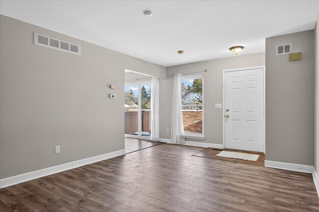 Building Photo - 41070 Southwind Dr