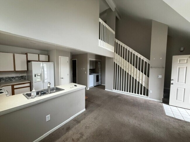Building Photo - 2900 Ross Dr