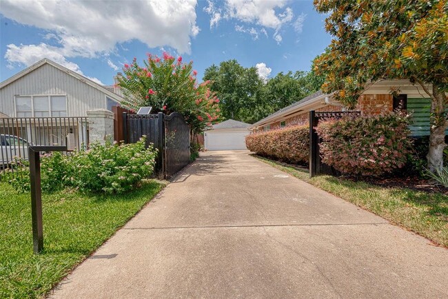 Building Photo - 10118 Briar Forest Dr