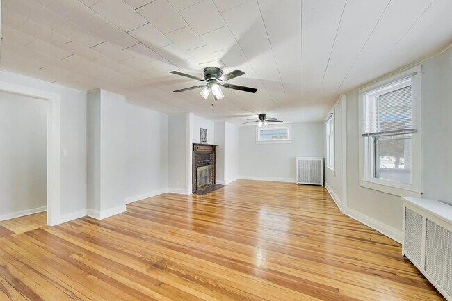 Building Photo - 1638 Oakwood Ave
