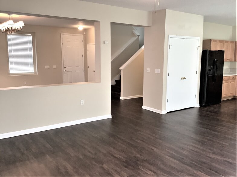 Building Photo - 11293 Justin Oaks Dr N