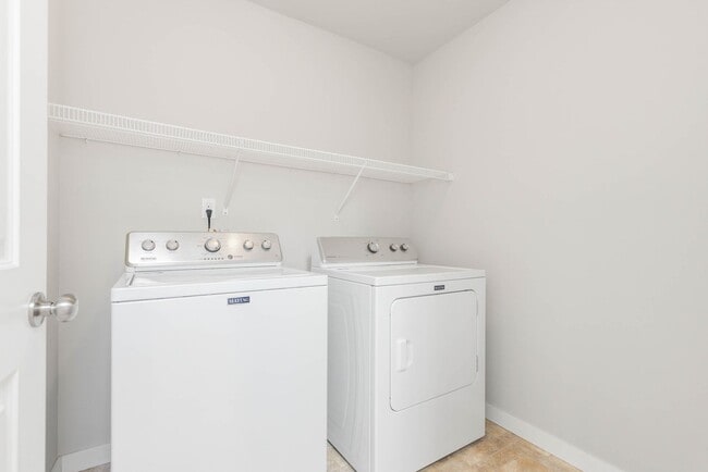 Building Photo - Stylish Everett Home Near Boeing – Modern ...