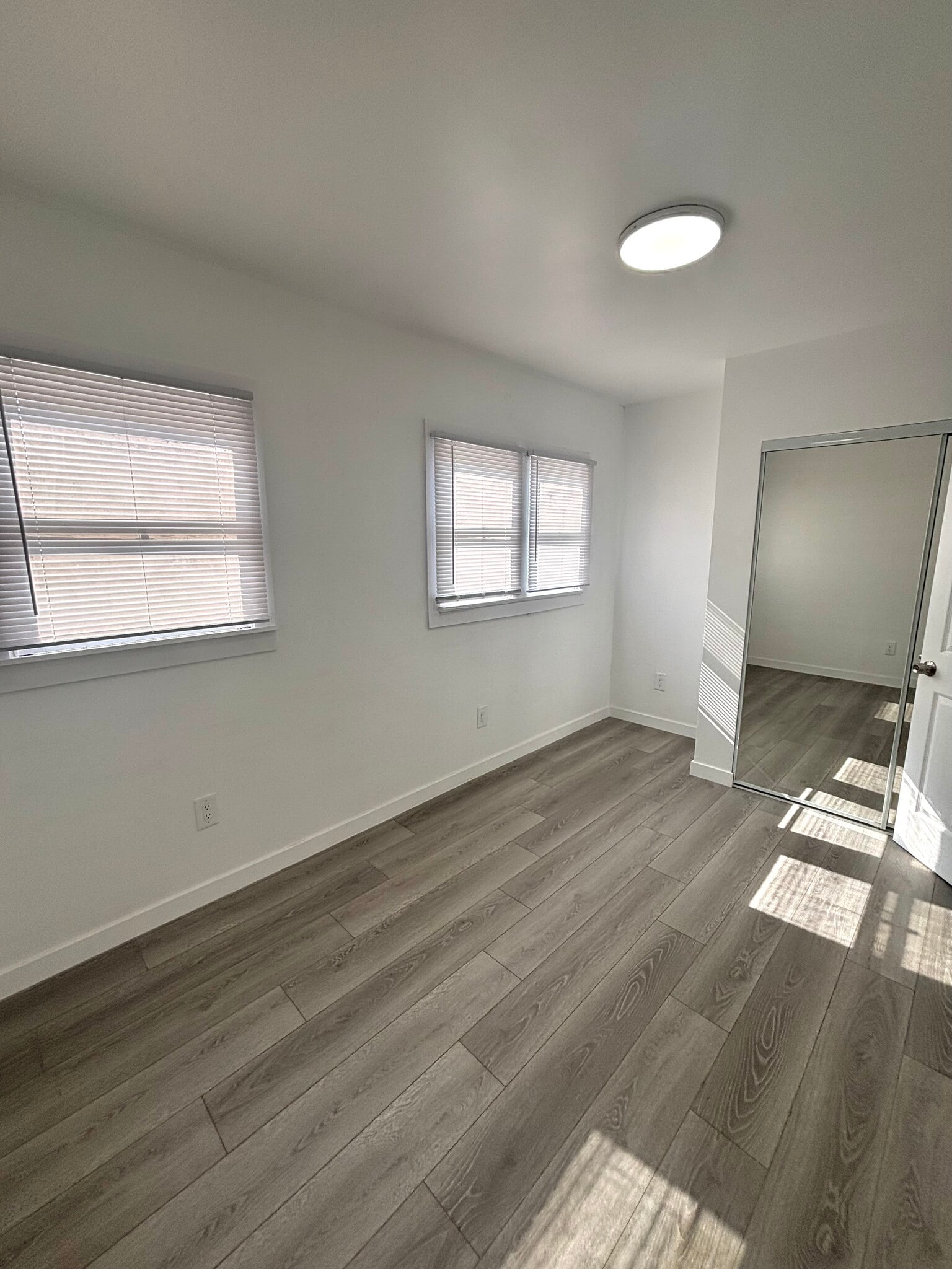 Building Photo - 1956 1/2 Park Grove Ave