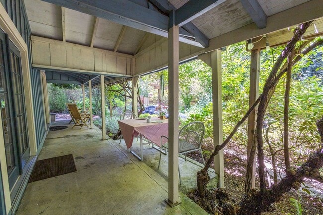 Building Photo - 550 square foot Fully Furnished short term...