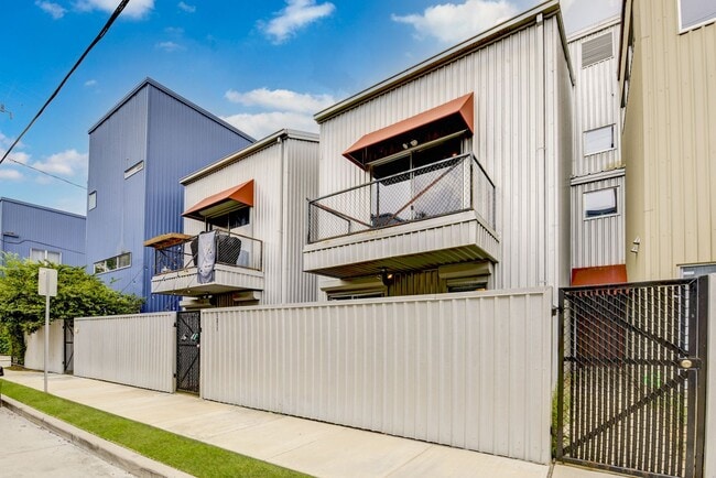 Building Photo - Modern Townhome In The Heart Of Midtown!
