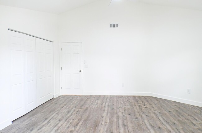 Building Photo - Beautifully renovated 3-bedroom, 2-bathroo...