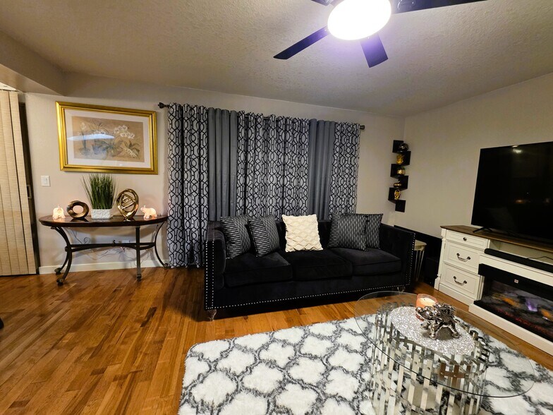 Living Room - 12504 SE Stark St