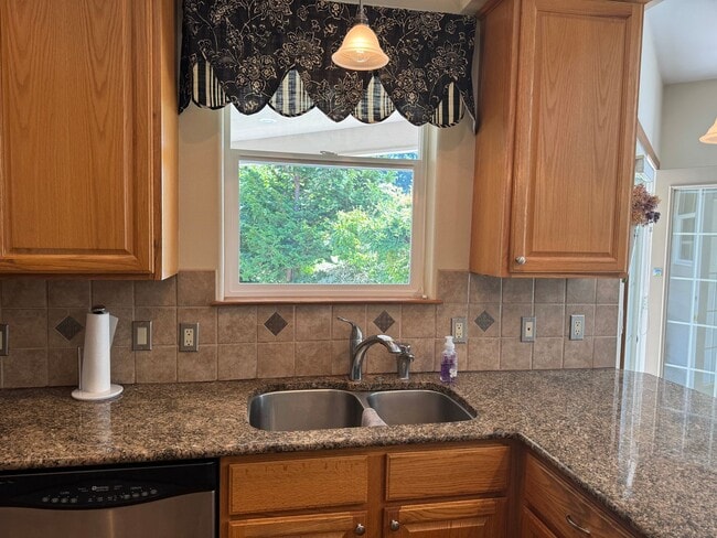Building Photo - 3 Bed, 2 Bath PLUS Bonus Room SHORT TERM R...