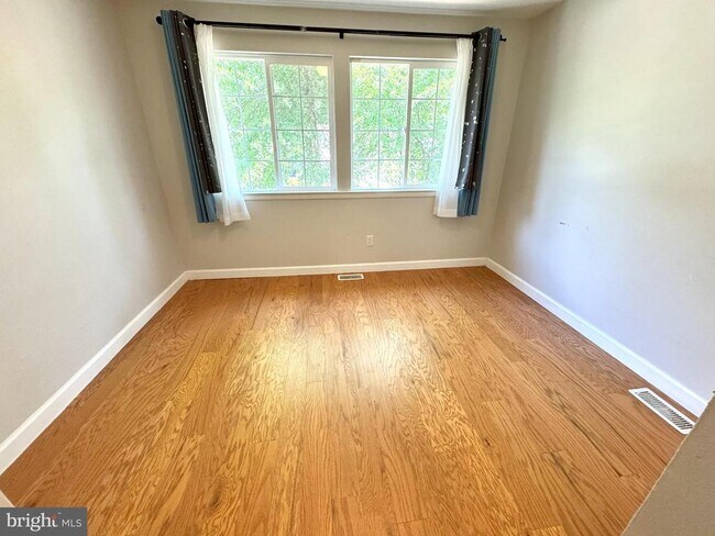 Building Photo - 18 Goshawk Ct