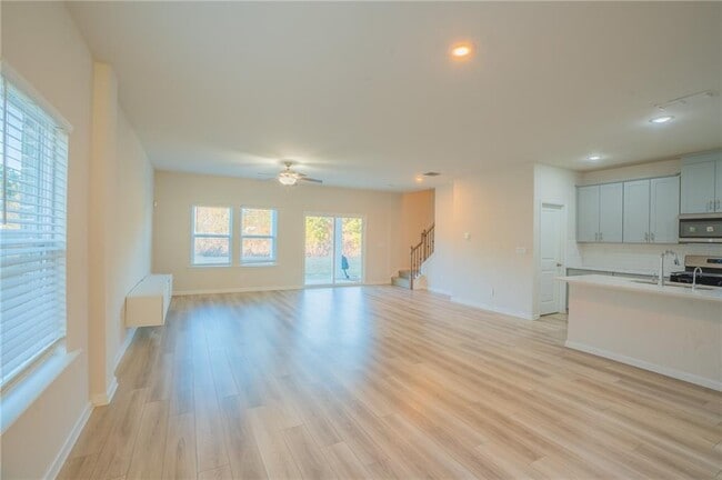 Building Photo - 1060 Sunny Lk Dr