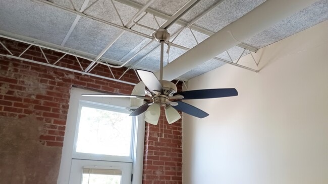 Building Photo - 128 N Hill St