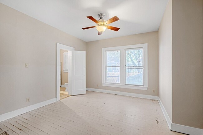 Building Photo - 4 Bedroom, 3 Bath in North Campus / Hyde Park