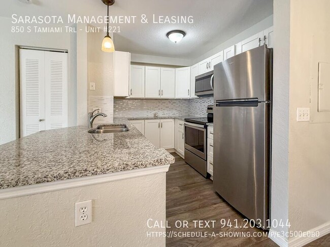 Building Photo - 1 Bed 1 Bath Townhouse-Style End-Unit Cond...