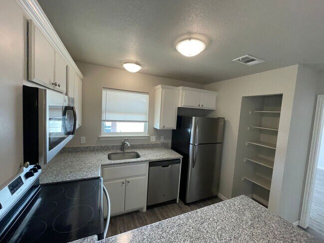 Building Photo - Close to school/ Granite countertop
