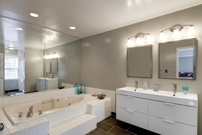 Building Photo - 13 Avalon Ct