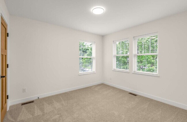 Building Photo - Stunning New Construction in the Heart of Uptown