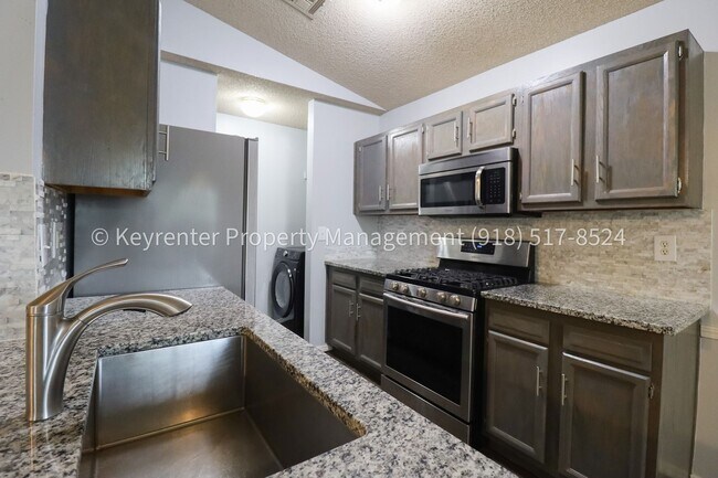 Building Photo - 3 Bed | 2 Bath in Owasso!