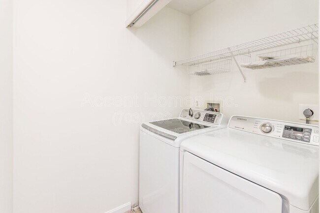 Building Photo - 9875 Dochart Sound Ln