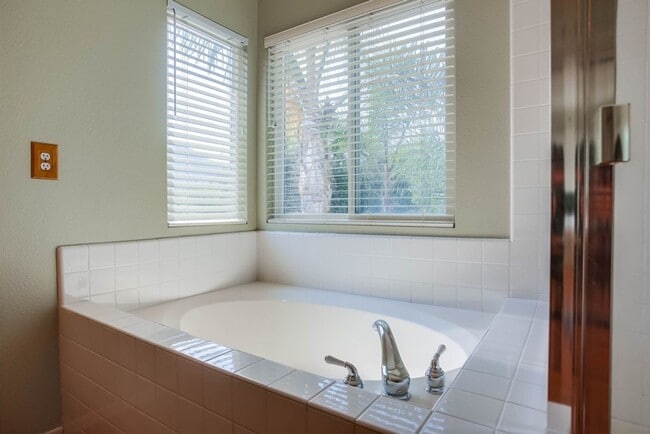 Building Photo - Available Now!! Spacious 4 Bedroom Plus a ...