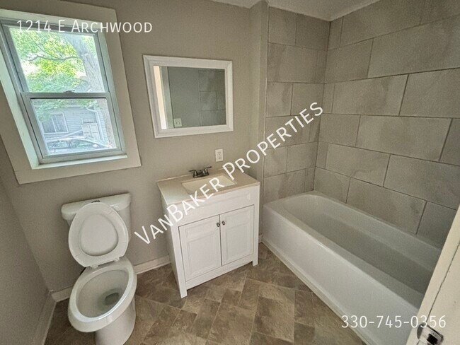Building Photo - 1214 E Archwood-