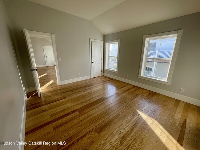 Building Photo - 536 Columbia St