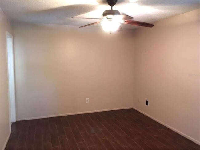 Building Photo - 2747 Kavalier Dr