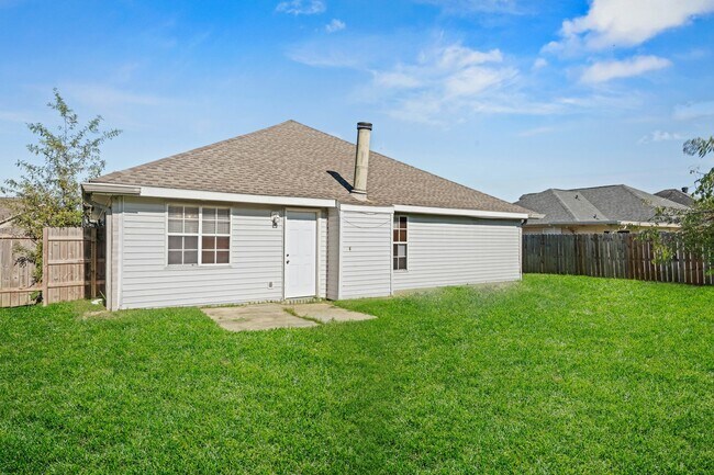 Building Photo - 2205 Greenwood Dr