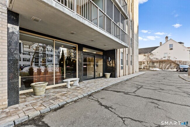 Building Photo - 65 Glenbrook Rd