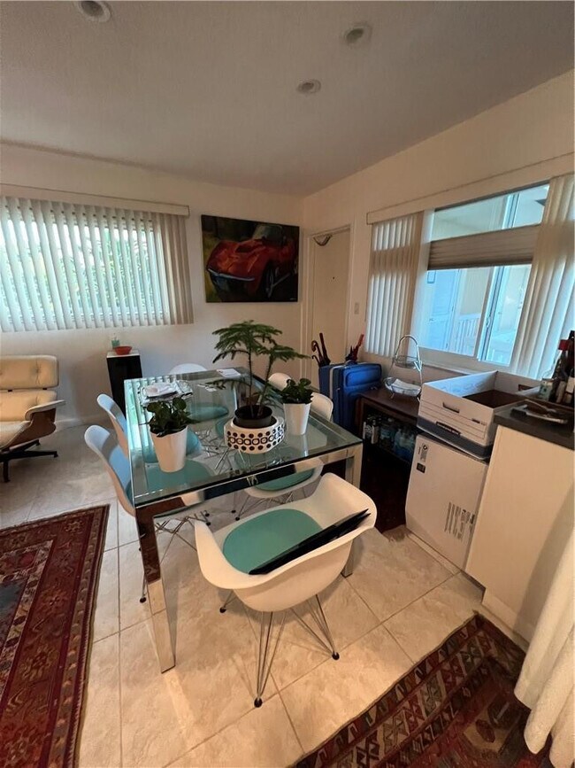 Building Photo - 2110 NE 39th St