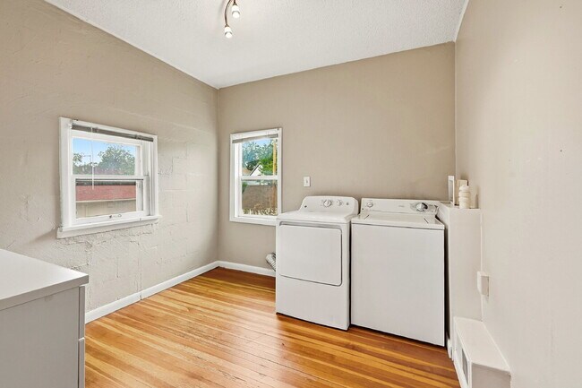 Building Photo - $4,720.95 with $300 off the first month's rent, 5 Beds - 5 Bath, Single Family Home in Denver wit...